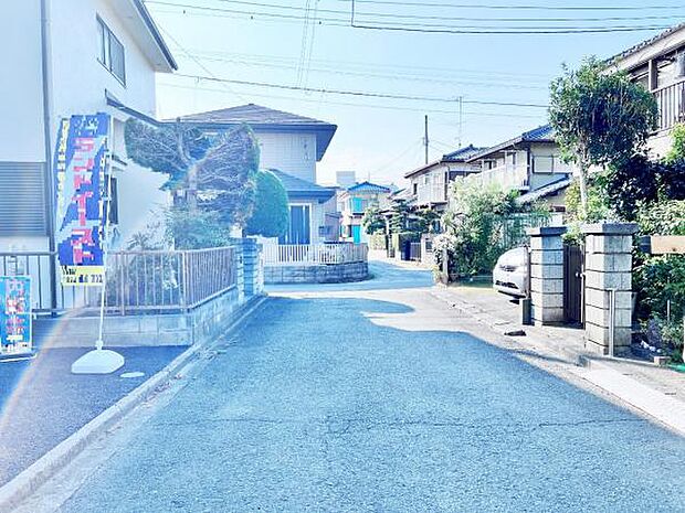 前面道路を含めた現地写真です。