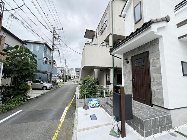 前面道路を含めた現地写真です。