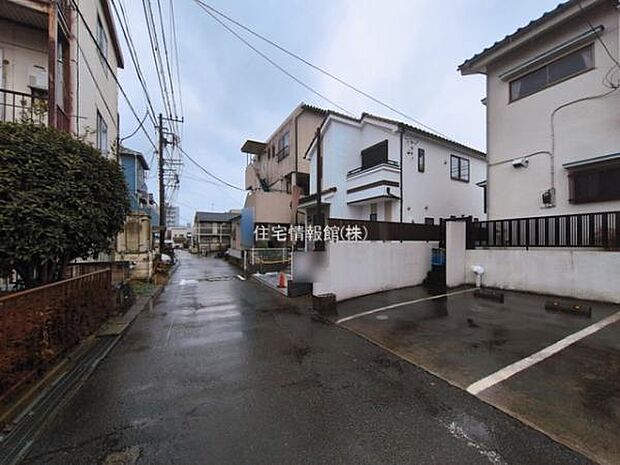 前面道路を含めた現地写真です。