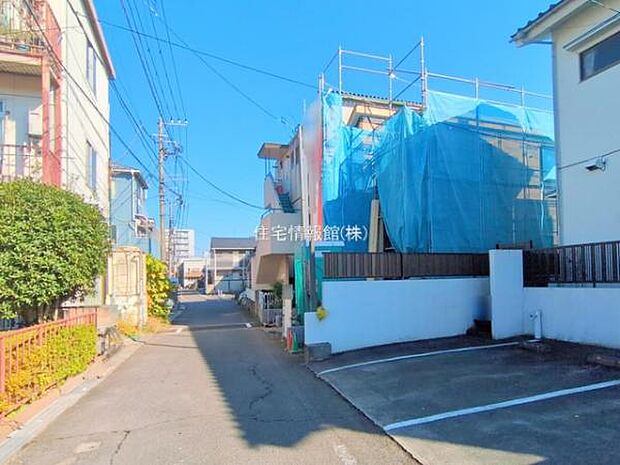 前面道路を含めた現地写真です。