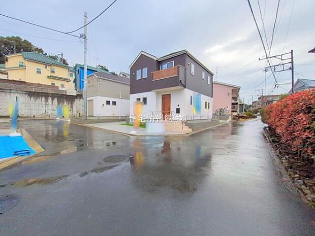 前面道路を含めた現地写真です。