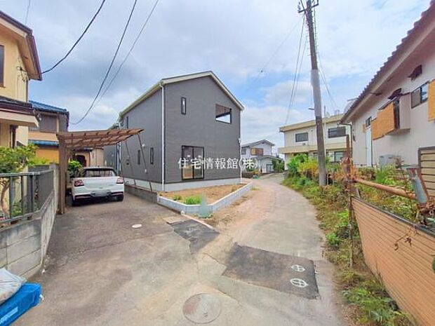 前面道路を含めた現地写真です。