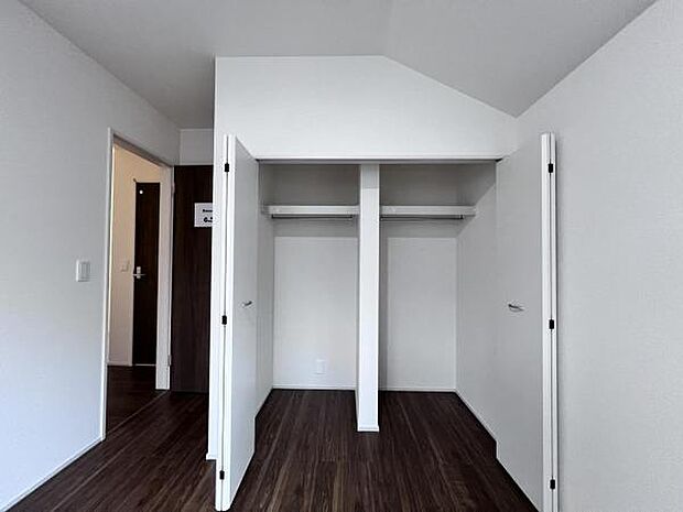 いつでもお部屋をスッキリお使い頂ける収納スペースを設置。