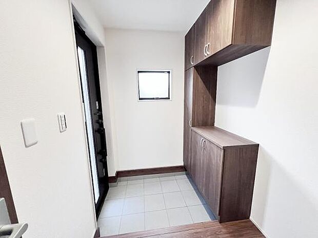 綺麗で明るい玄関でお客様をお迎えいただけます。