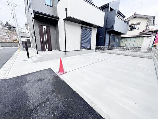 駐車場です。前面道路との高低差も少なく、スムーズに出入りできます。