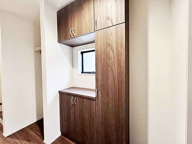 散らかりがちな玄関もスッキリの玄関収納付。