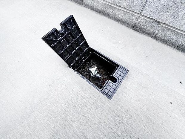 お車の洗車などに使用しやすい外水栓になります。