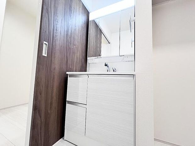 洗面化粧台です。朝の身支度から1日が始まります。