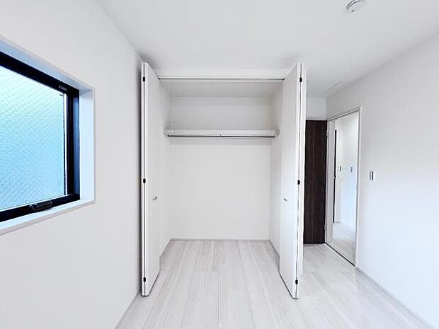 いつでもお部屋をスッキリお使い頂ける収納スペースを設置。