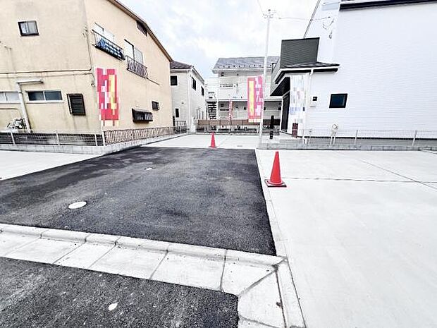 前面道路を含めた現地写真です。