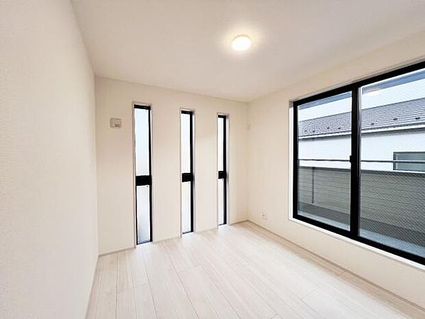 洋室は、風通しが良く明るく快適な空間です。ゆったりと読書など、趣味にも没頭できプライベート時間もお寛ぎ頂けそうです。