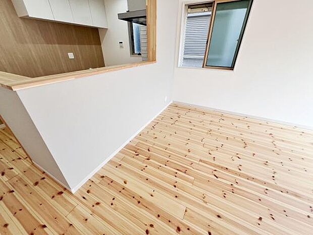 お食事中もキッチンと会話が楽しめるダイニングスペース。