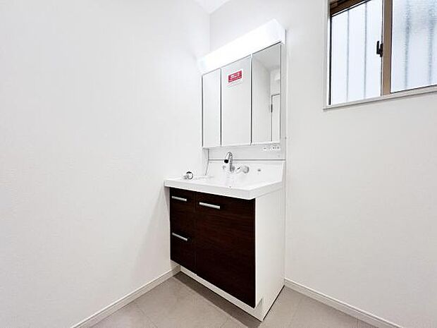 洗面化粧台です。朝の身支度から1日が始まります。