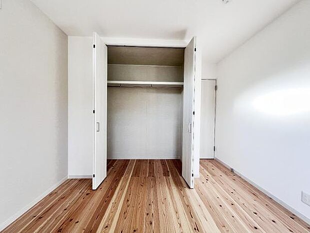 いつでもお部屋をスッキリお使い頂ける収納スペースを設置。