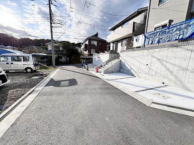 前面道路を含めた現地写真です。