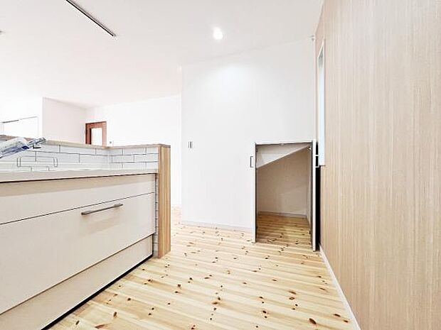 階段下に首脳がございます。