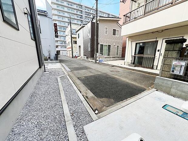 前面道路を含めた現地写真です。