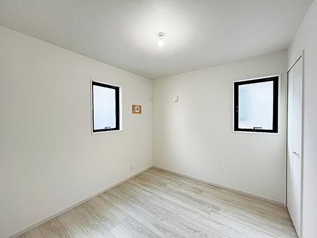 木の温もりが優しいフローリングの収納スペース付き洋室です。