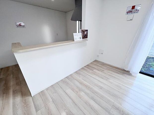 お食事中もキッチンと会話が楽しめるダイニングスペース。