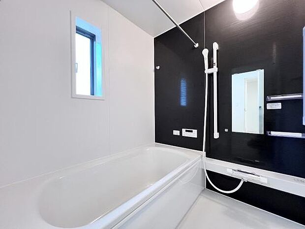 お洗濯にも重宝する浴室乾燥機付き。寒い時期もいつも温かいお湯に浸かれる追い焚き機能付きです。