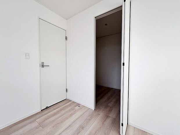 ウォークインクローゼットがあり収納スペースも豊富。季節物もスッキリ片付きそうです。