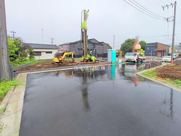 前面道路を含めた現地写真です。