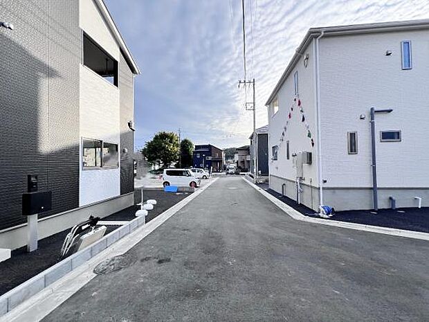 前面道路を含めた現地写真です。5Ｍございます。