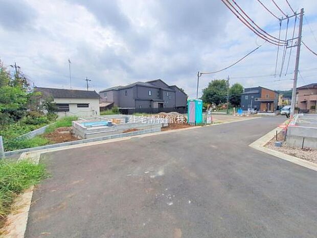 前面道路を含めた現地写真です。