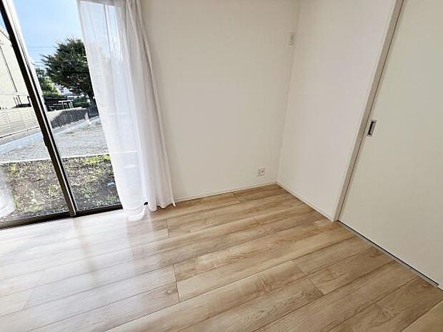 内観画像です。LDKは16畳です。続き間に6畳の和室がございます。