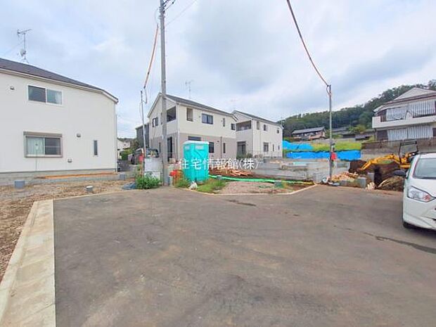 前面道路を含めた現地写真です。