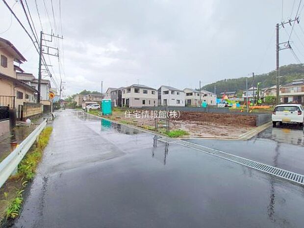 前面道路を含めた現地写真です。