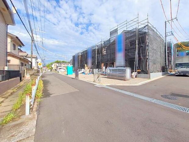 前面道路を含めた現地写真です。