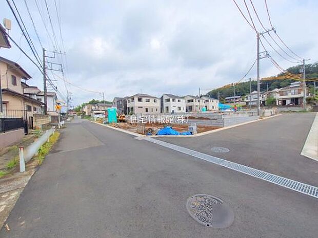 前面道路を含めた現地写真です。