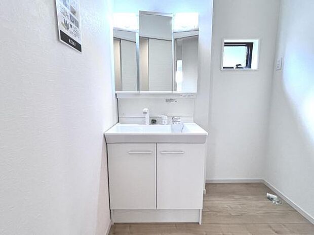 洗面化粧台です。朝の身支度から1日が始まります。