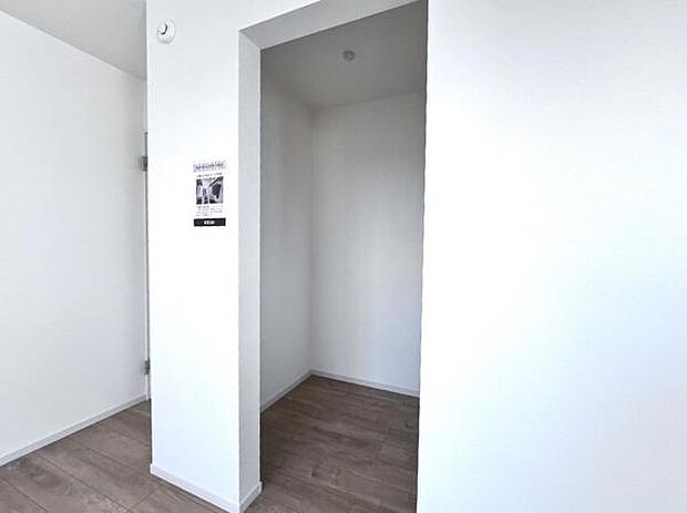 ウォークインクローゼットがあり収納スペースも豊富。季節物もスッキリ片付きそうです。