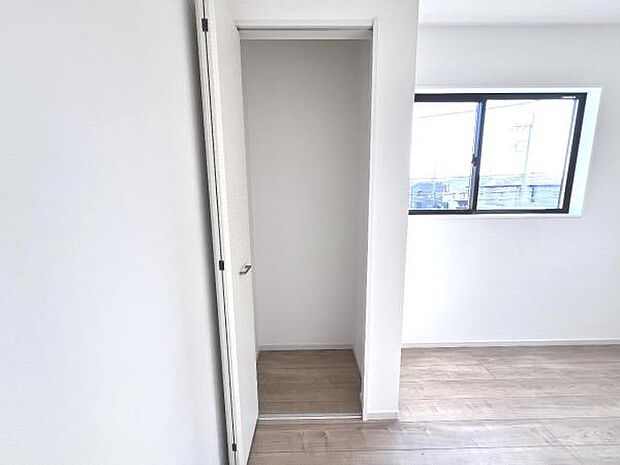 いつでもお部屋をスッキリお使い頂ける収納スペースを設置。