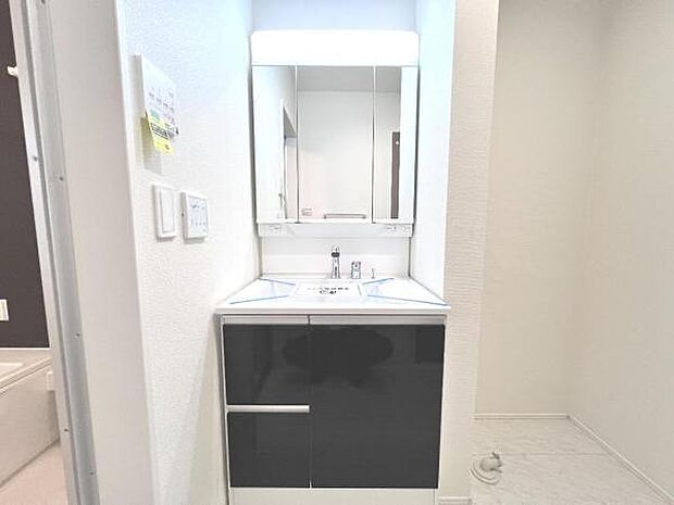 洗面化粧台です。朝の身支度から1日が始まります。