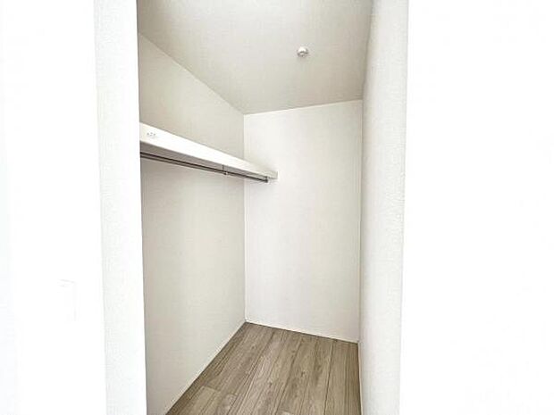 ウォークインクローゼットがあり収納スペースも豊富。季節物もスッキリ片付きそうです。