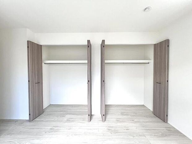 いつでもお部屋をスッキリお使い頂ける収納スペースを設置。