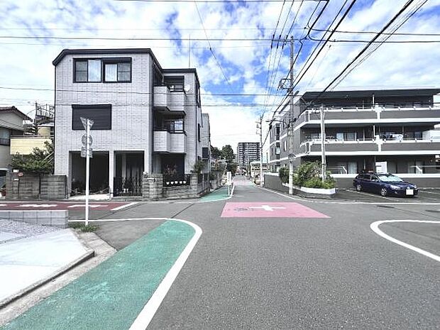 前面道路を含めた現地写真です。