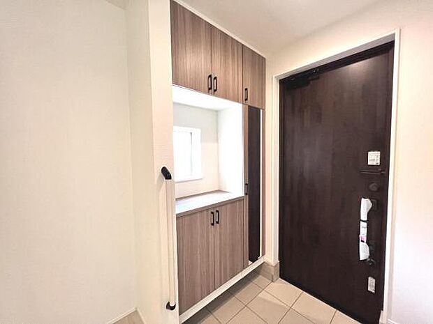 散らかりがちな玄関もスッキリの玄関収納付。