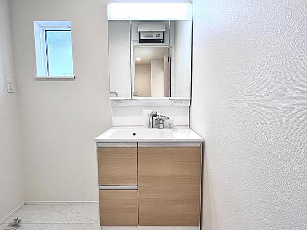 洗面化粧台です。朝の身支度から1日が始まります。