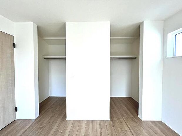 ウォークインクローゼットがあり収納スペースも豊富。季節物もスッキリ片付きそうです。