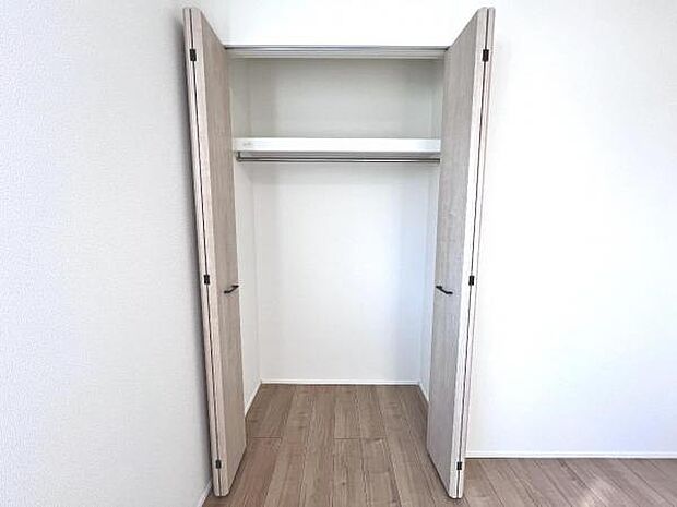 いつでもお部屋をスッキリお使い頂ける収納スペースを設置。