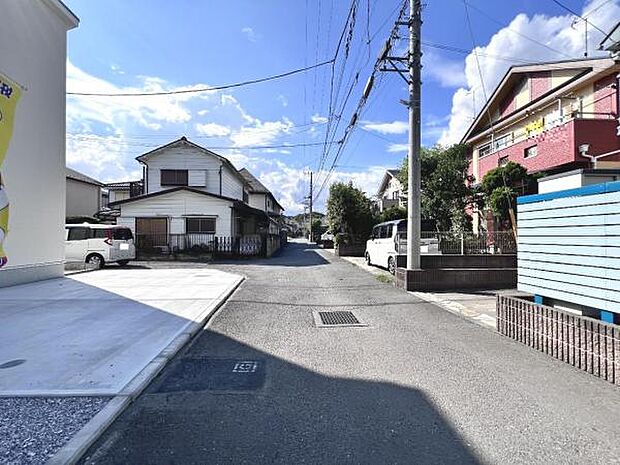 前面道路を含めた現地写真です。