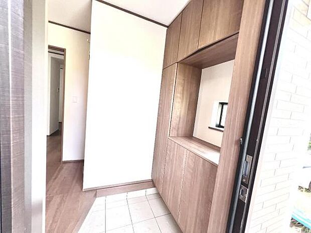 散らかりがちな玄関もスッキリの玄関収納付。