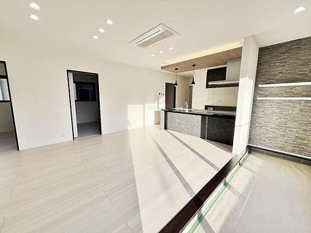 リビングダイニングになります。ご家族そろっての素敵な空間になりそうですね。