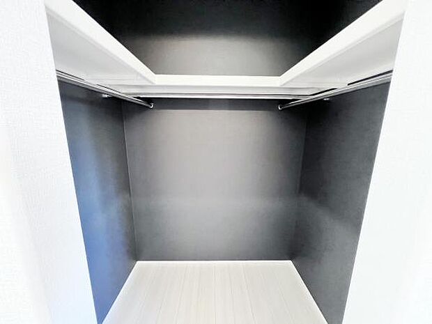 ウォークインクローゼットがあり収納スペースも豊富。季節物もスッキリ片付きそうです。