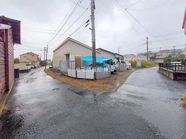 前面道路を含めた現地写真です。