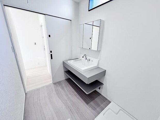 脱衣所は小さなお子様がいるご家庭にも重宝されます。